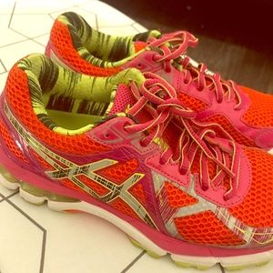 Woman’s running shoes (gel), GREAT condition